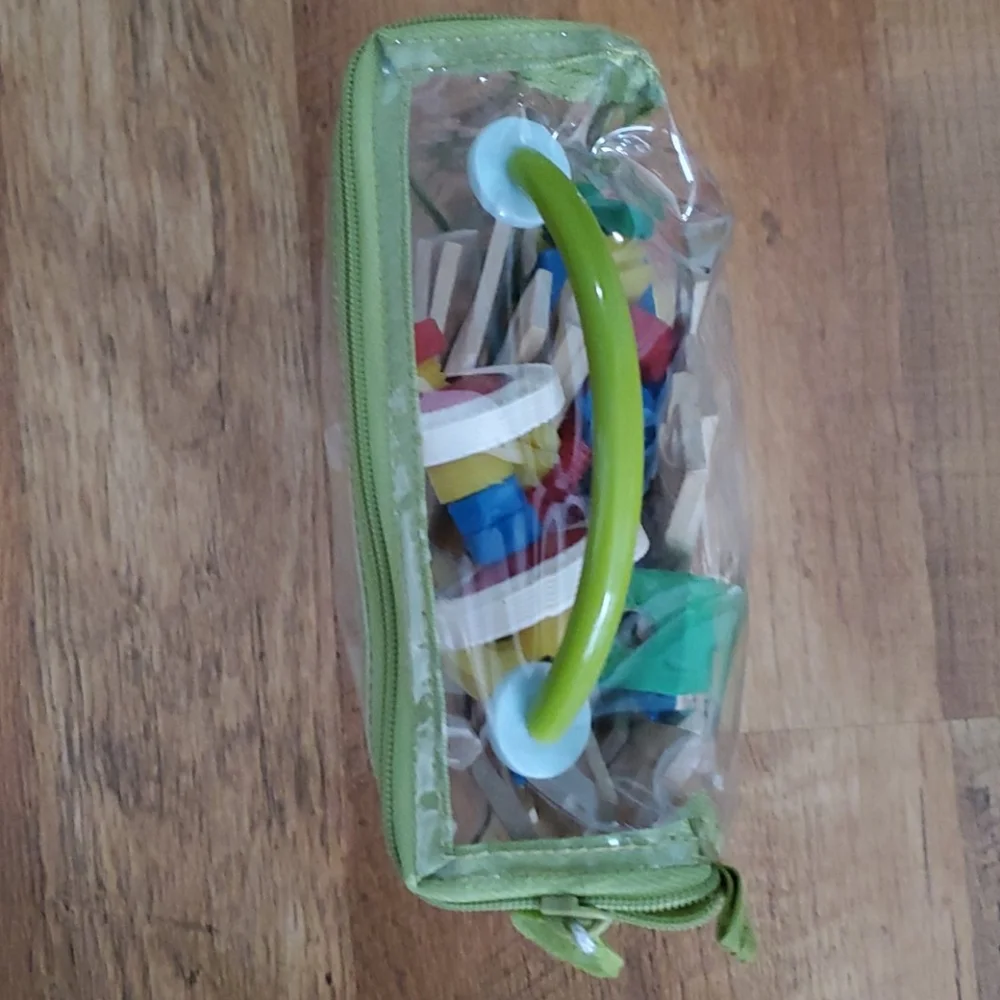 Bag of wooden screws/boards‎